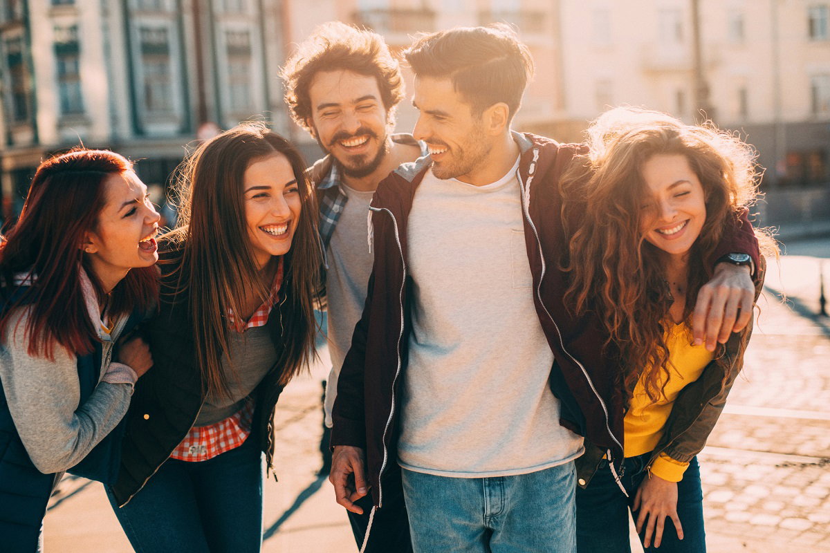 Po czym poznać, że ludzie cię lubią? Te 3 sygnały zauważysz od razu / Getty Images, filadendron
