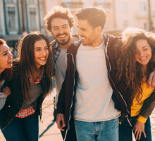 Po czym poznać, że ludzie cię lubią? Te 3 sygnały zauważysz od razu / Getty Images, filadendron