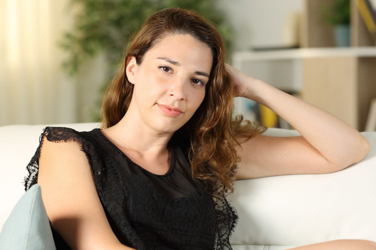 młoda kobieta patrzy prosto w obiektyw aparatu