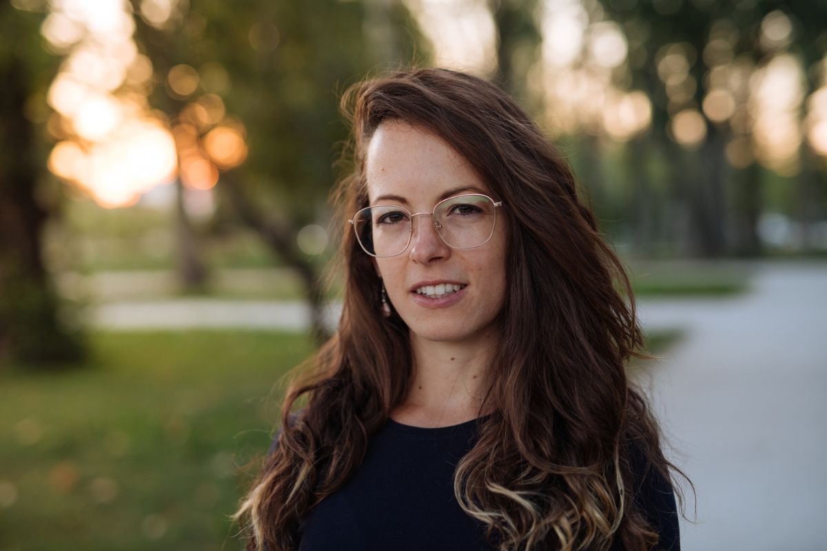 kobieta patrzy prosto w obiektyw aparatu