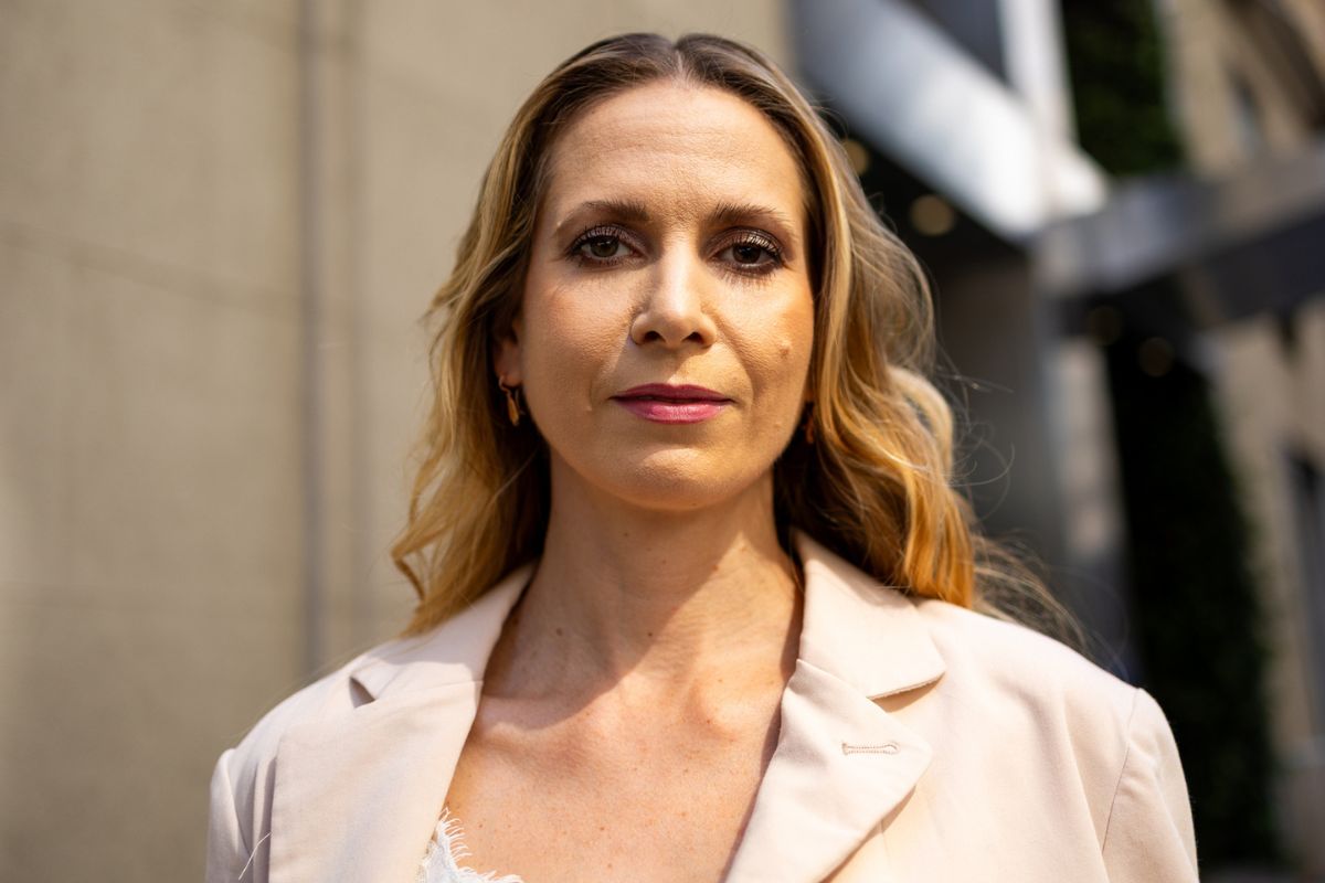 kobieta zamyślona i smutna