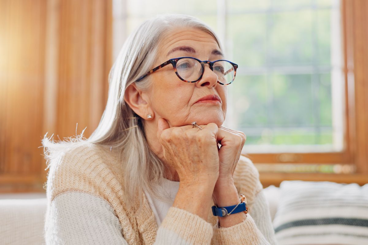 kobieta zamyślona i smutna