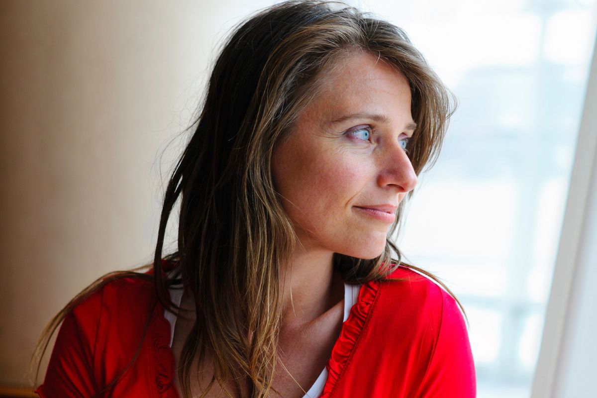 kobieta w czerwonej bluzce