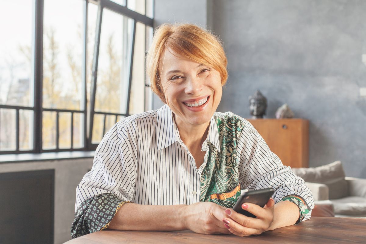 kobieta uśmiechnięta i szczęśliwa