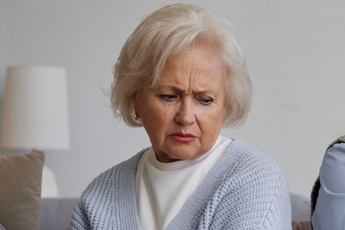 Zniesmaczona starsza kobieta