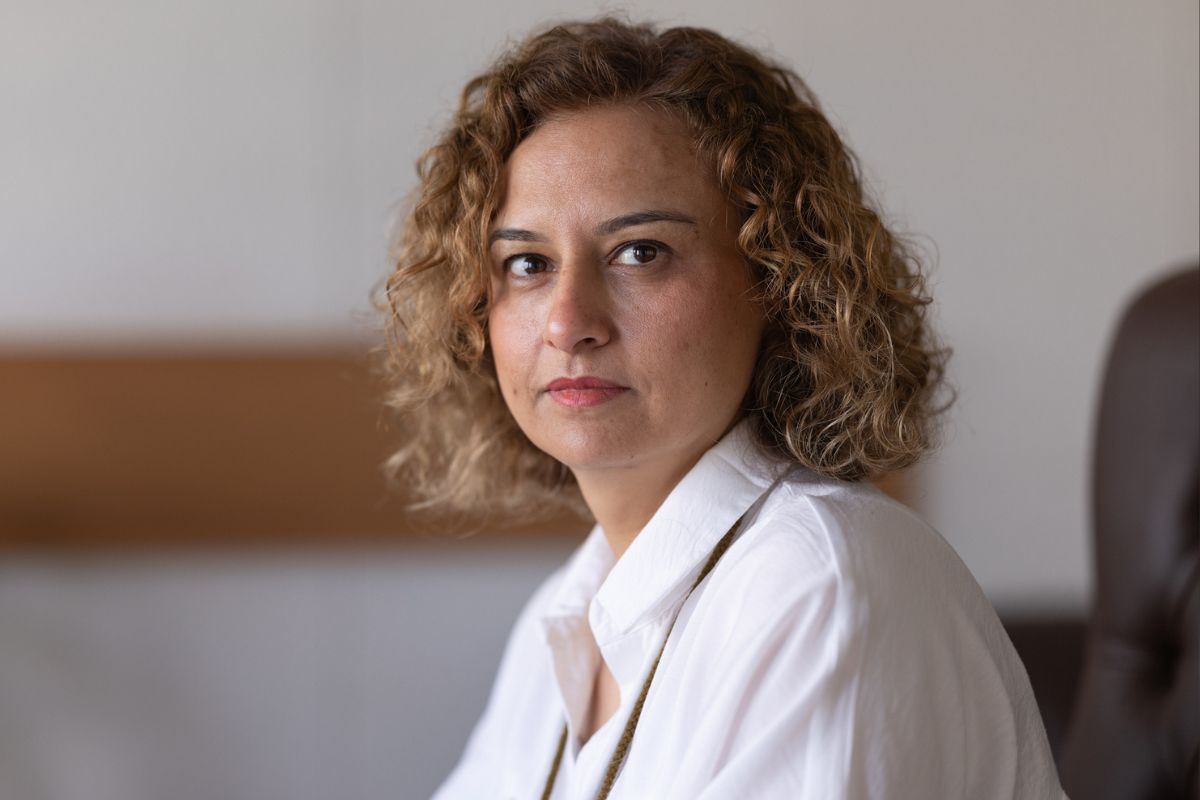 kobieta patrzy prosto w obiektyw aparatu