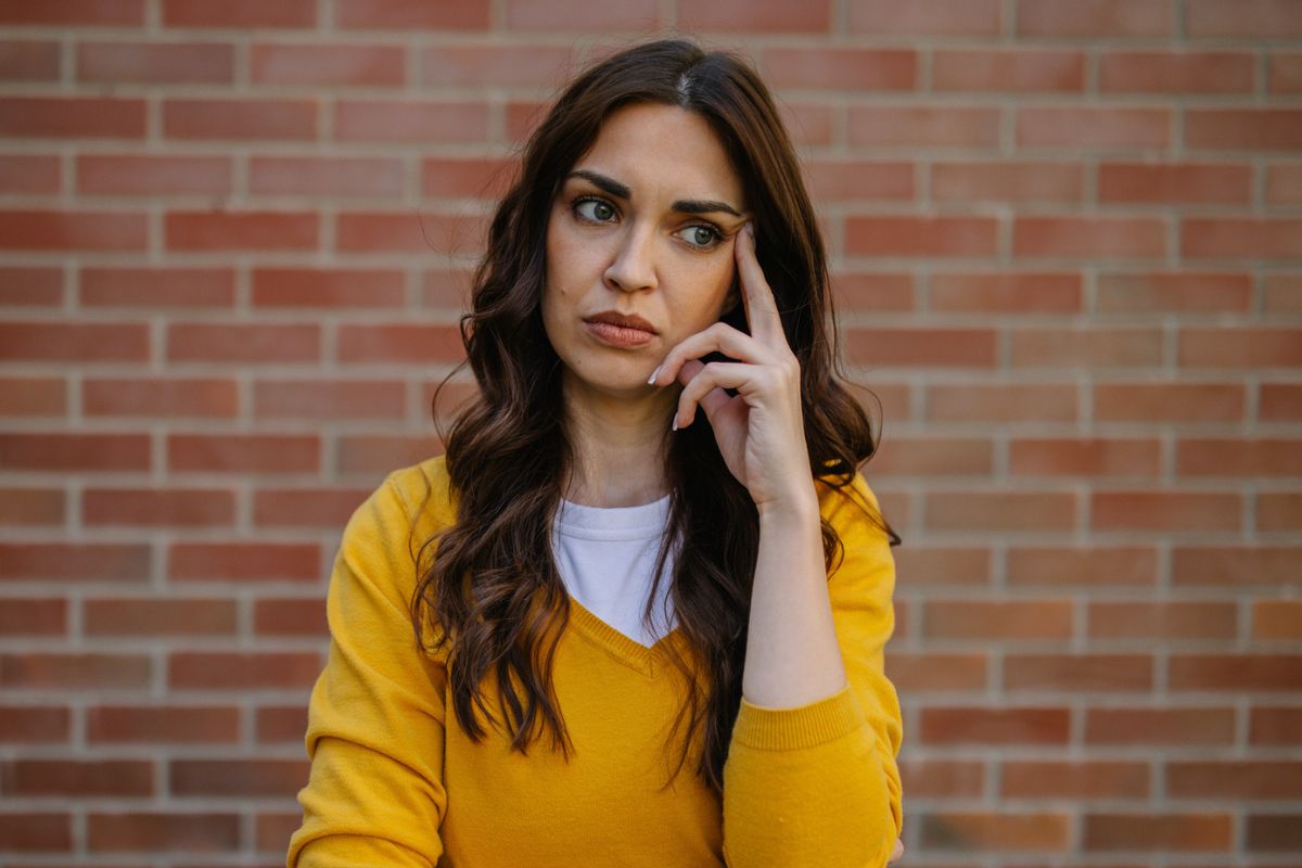 kobieta 30+ zamyślona i smutna