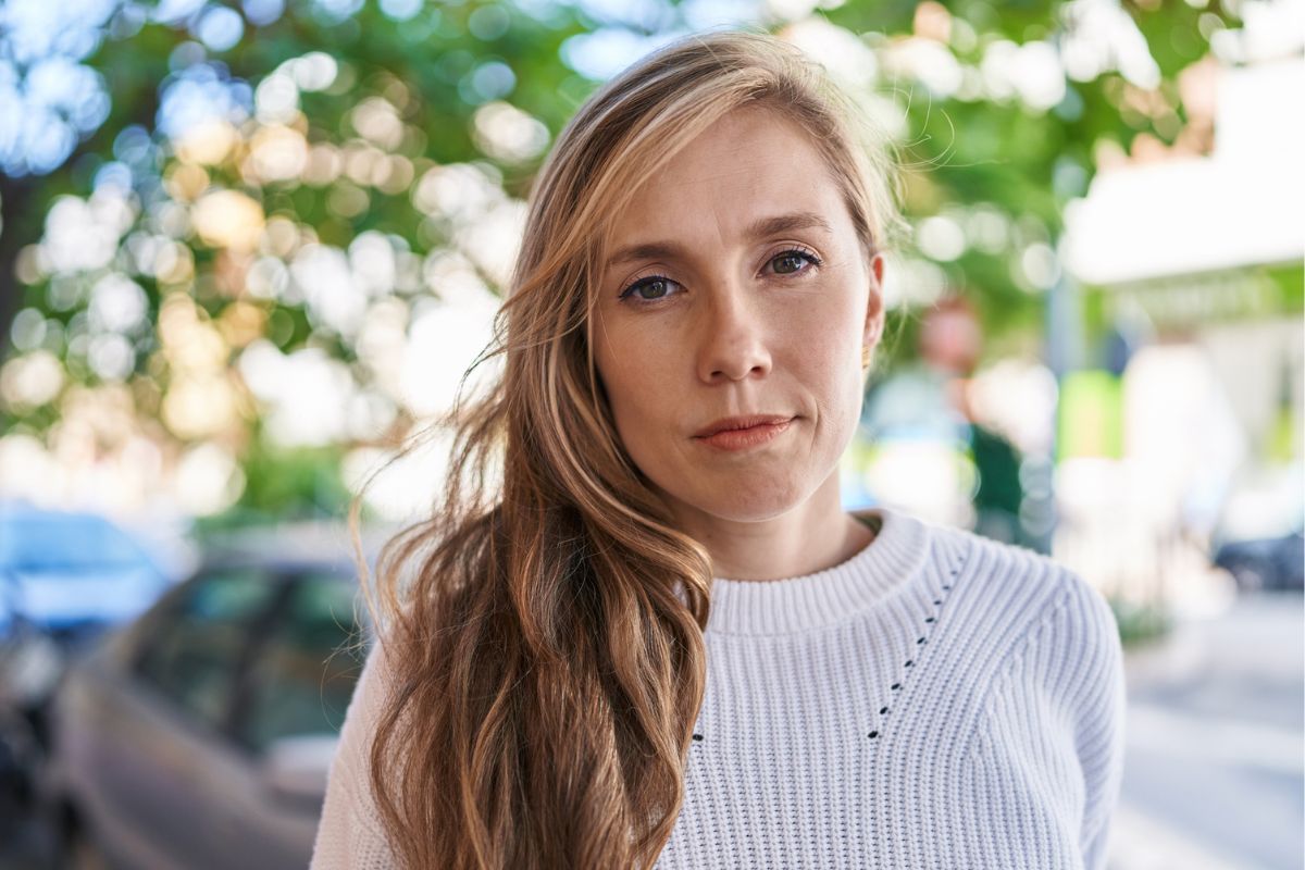 kobieta w białym swetrze