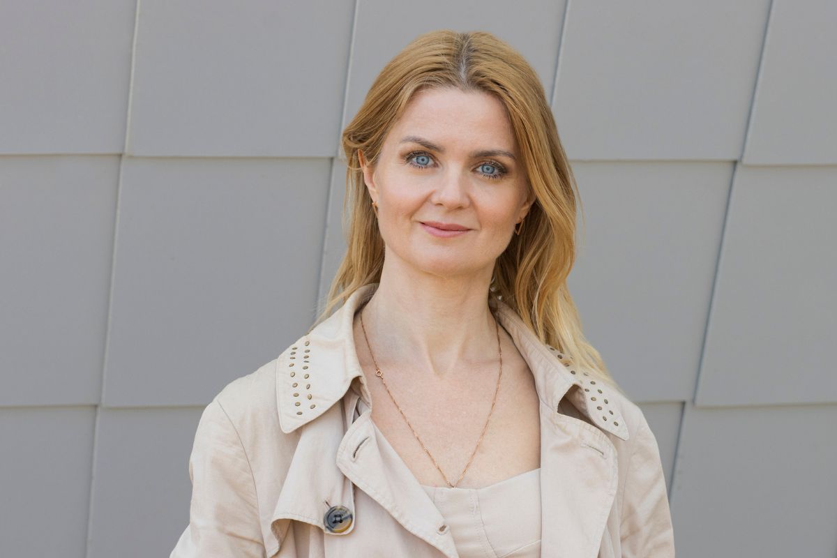 kobieta w beżowym płaszczu