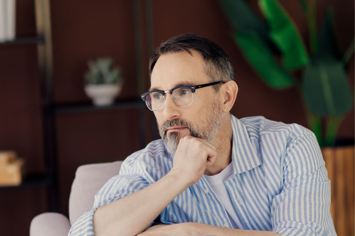 mężczyzna w pokoju