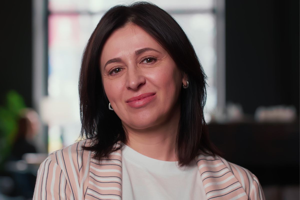 kobieta patrzy prosto w obiektyw aparatu