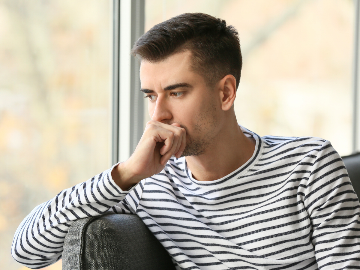 zamyślony mężczyzna