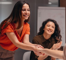 Ciągle zapominasz imiona? Winna jest 1 rzecz, a rozwiązania aż 3 / Getty Images, Igor Suka