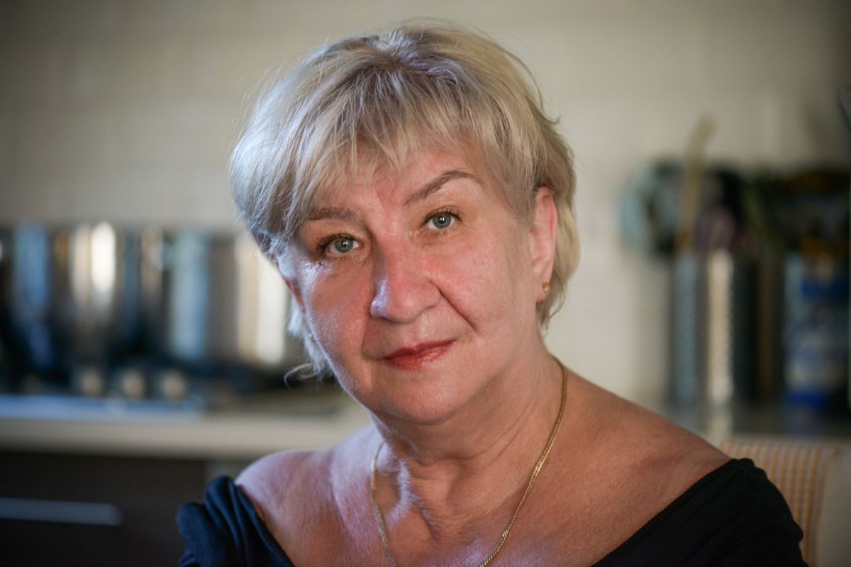 kobieta patrzy prosto w obiektyw aparatu