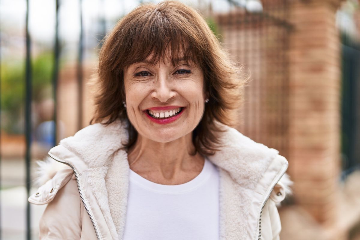 kobieta 50+ szczęśliwa i uśmiechniętaa
