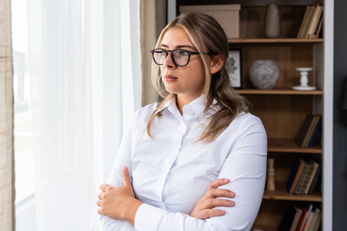 kobieta zamyślona i smutna
