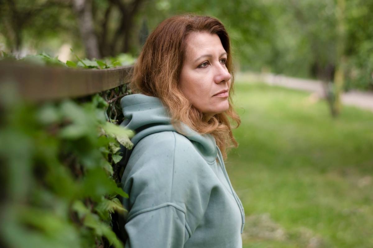 kobieta zamyślona i smutna