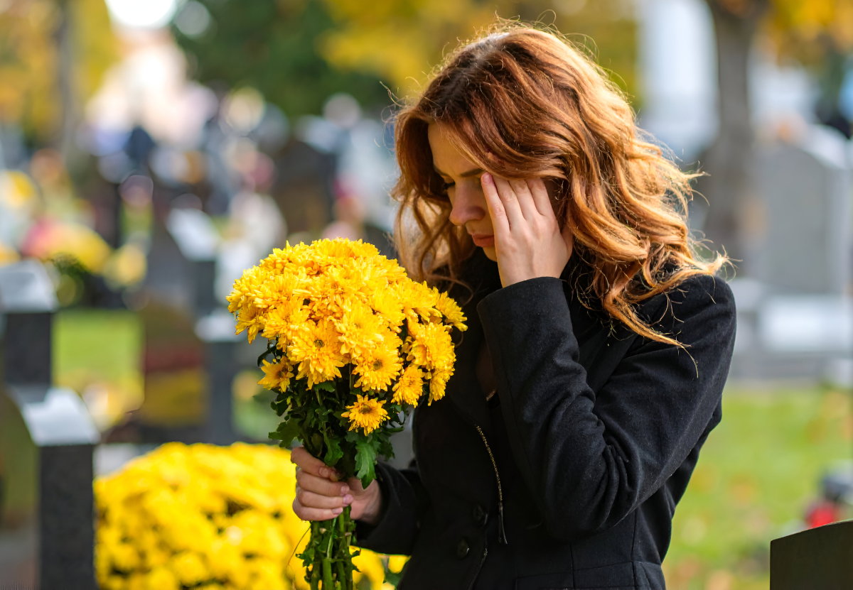 kobieta na cmentarzu