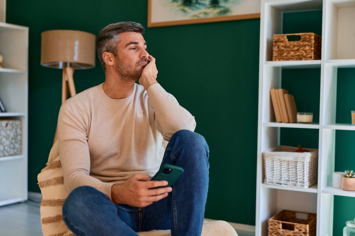 mężczyzna w mieszkaniu