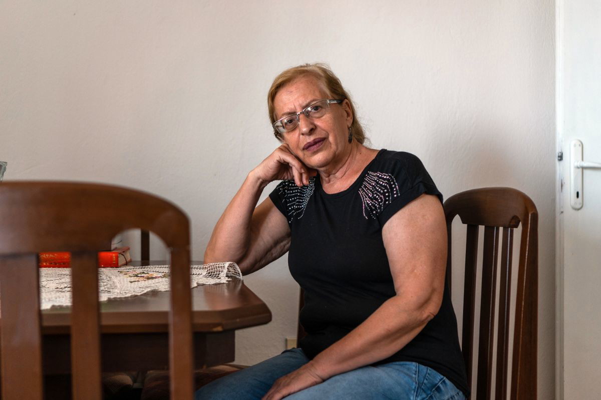 kobieta 60+ zamyślona i smutna