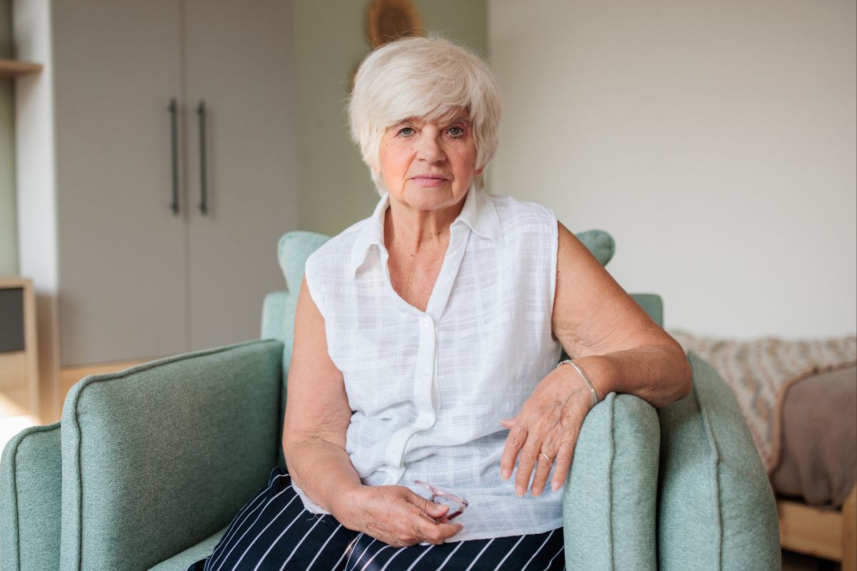 kobieta 70+ zamyślona