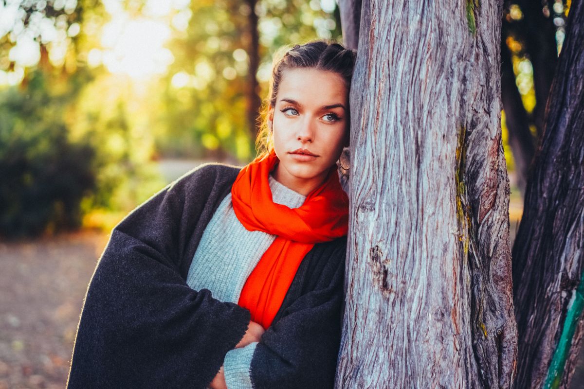 kobieta zamyślona i poważna