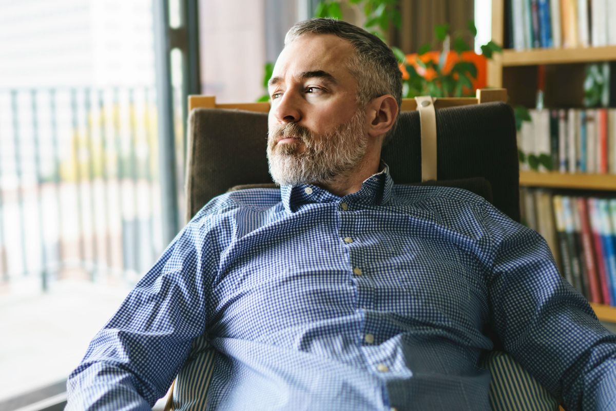 mężczyzna zamyślony i smutny