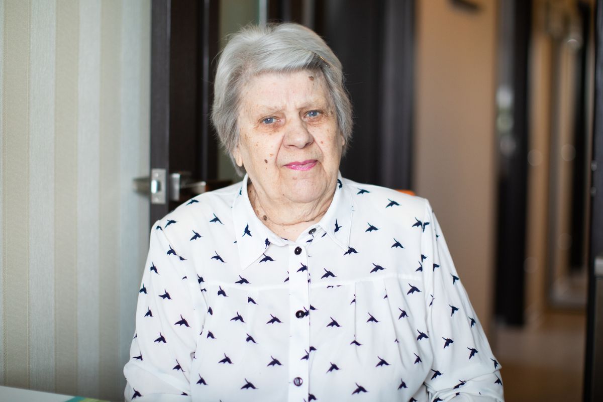 kobieta patrzy prosto w obiektyw aparatu