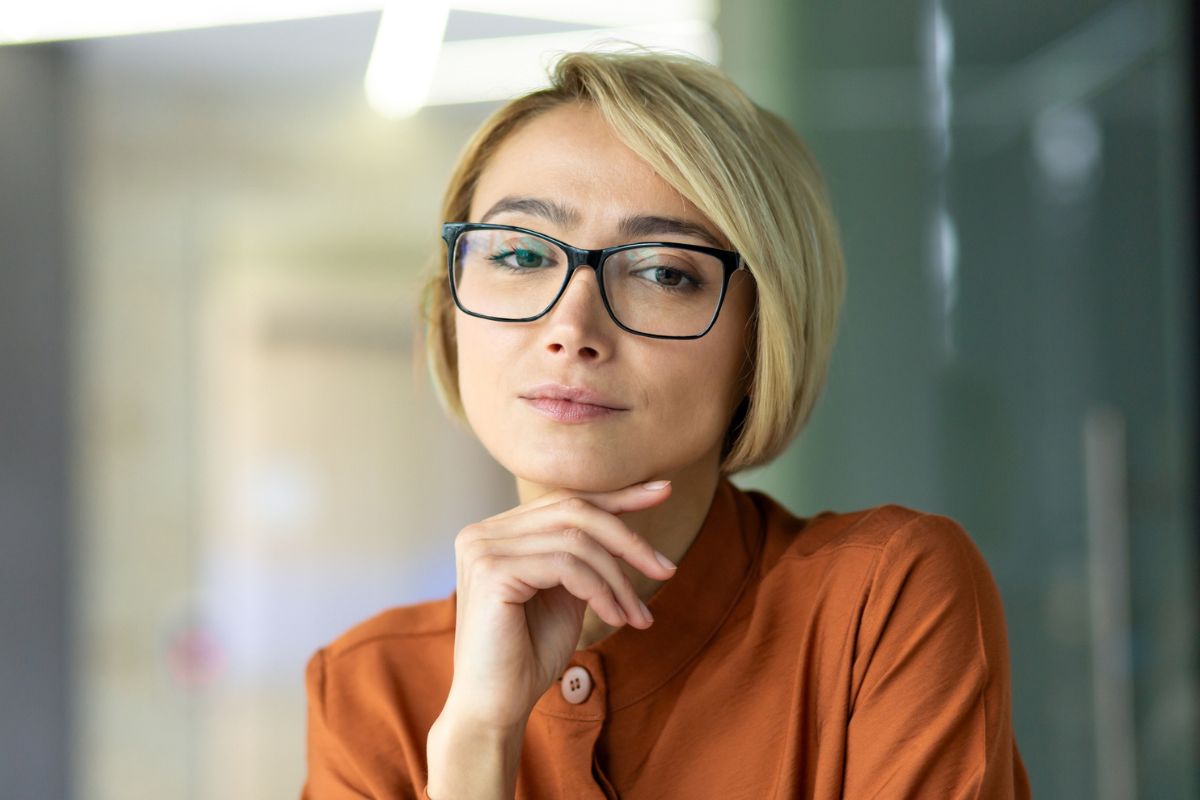 kobieta 30+ zamyślona