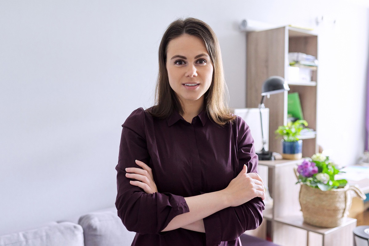 kobieta w wieku około 30 lat stoi w salonie zdziwiona i zaskoczona