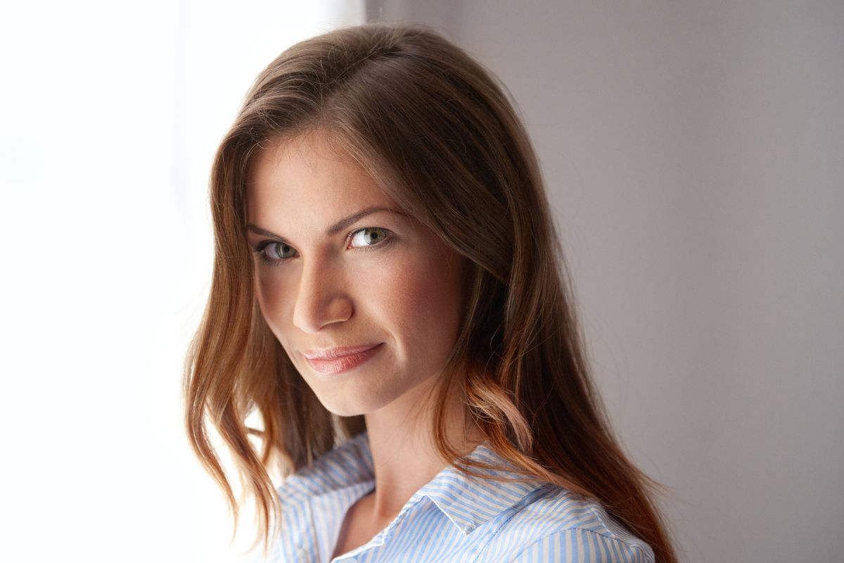 kobieta patrząca w obiektyw