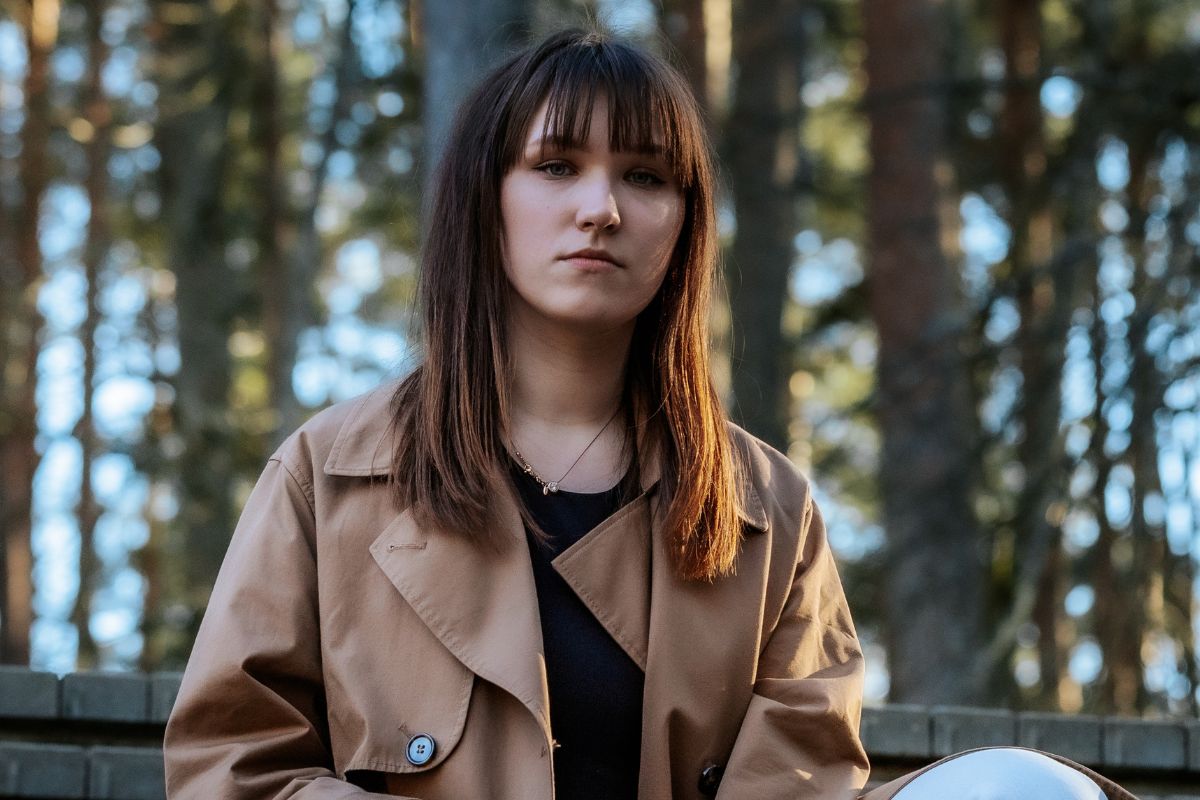 Zamyślona młoda kobieta