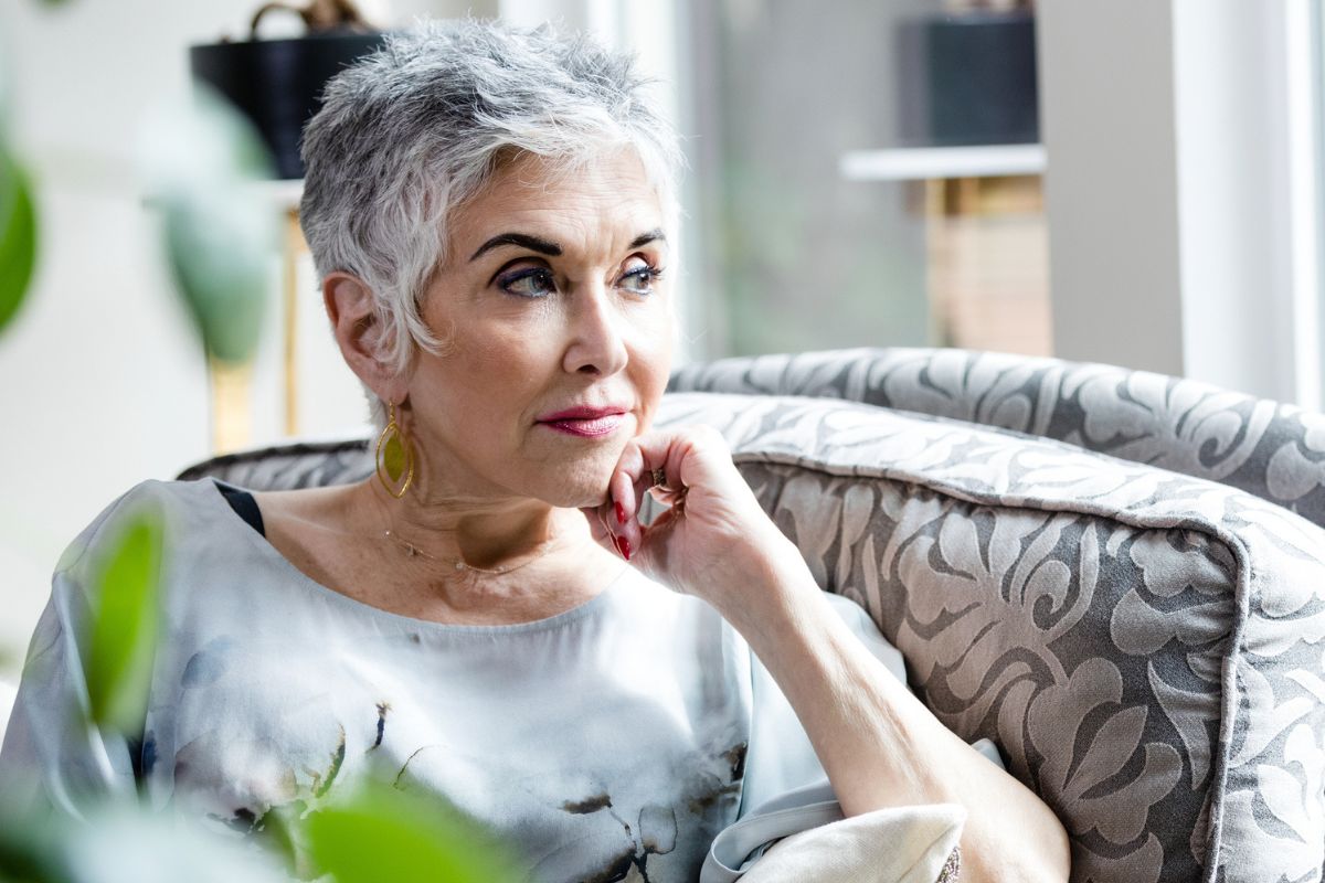 kobieta zamyślona i smutna