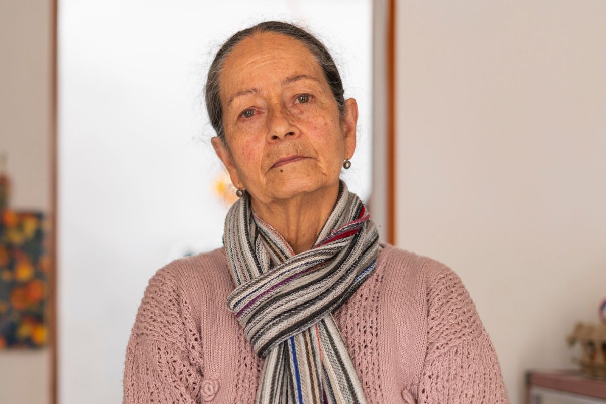 kobieta patrzy prosto w obiektyw aparatu