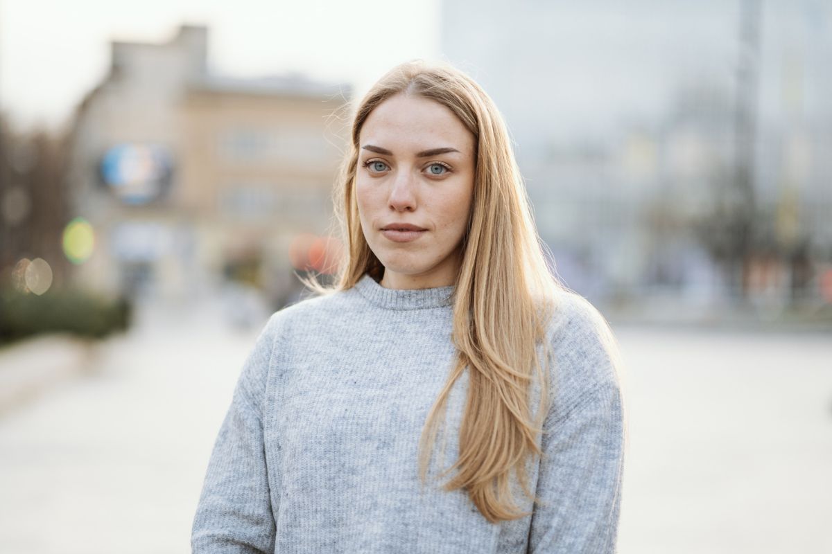 kobieta 30+ patrzy prosto w obiektyw aparatu