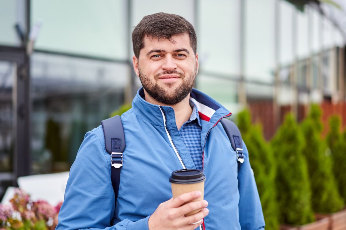 mężczyzna z kawą na wynos