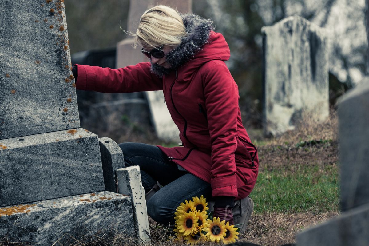 Kobieta na cmentarzu