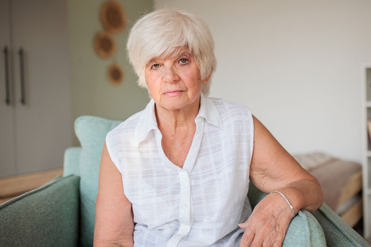 starsza kobieta na kanapie