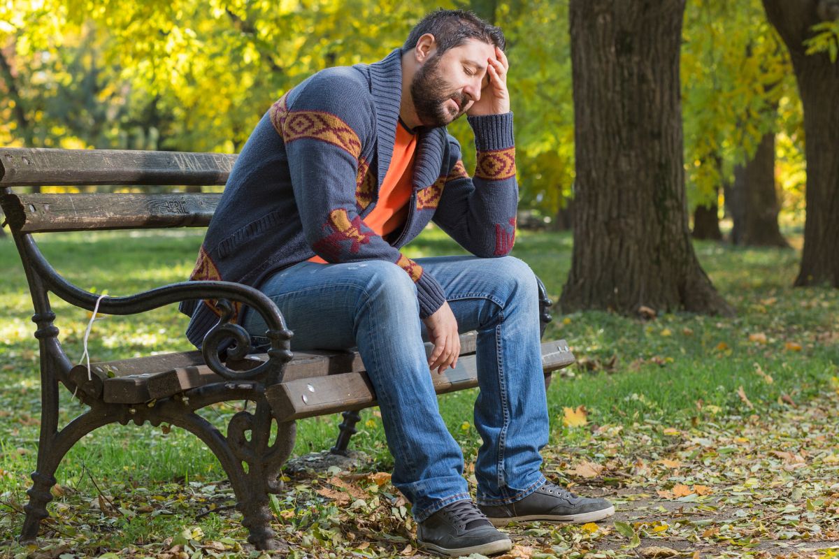 Załamany mężczyzna na ławce