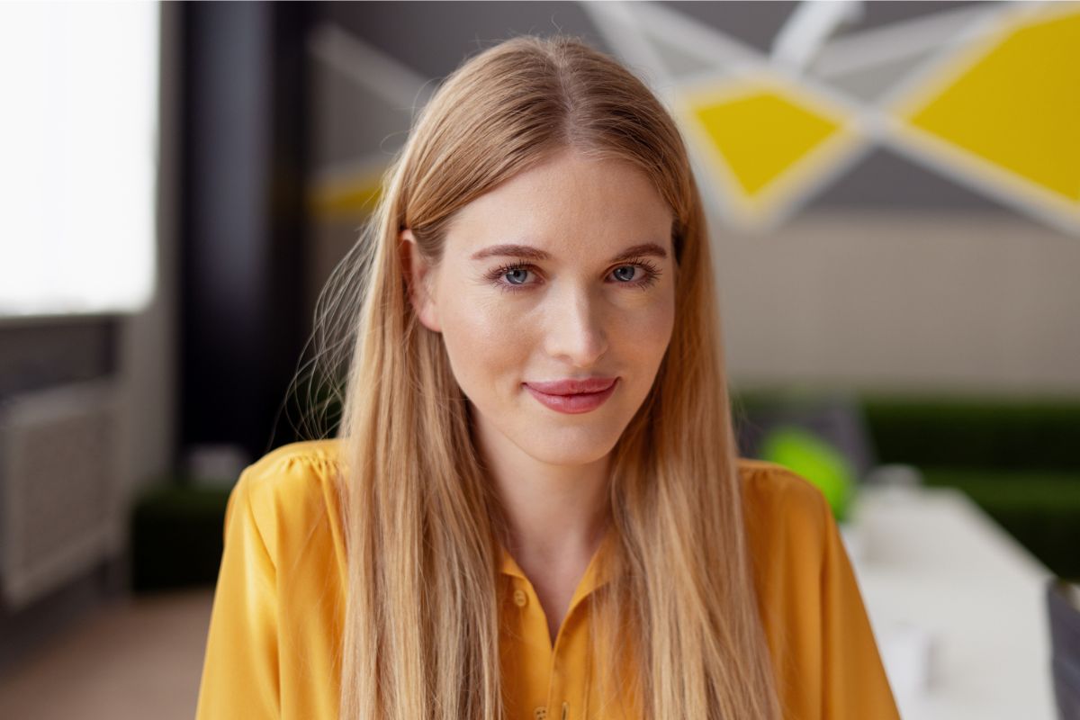 kobieta w blond włosach