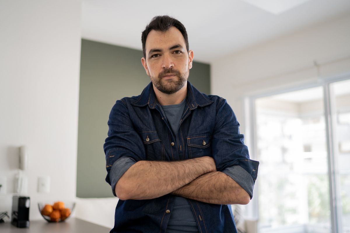 facet z brodą w koszuli dżinsowej