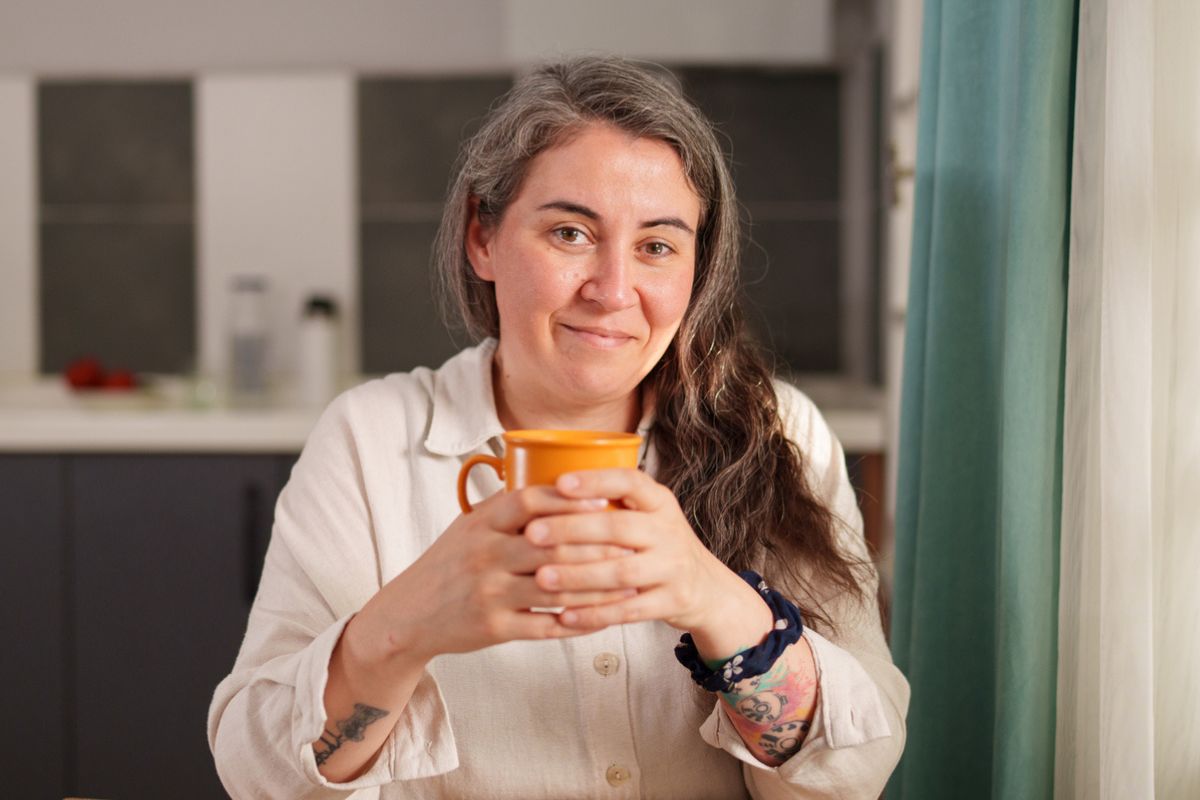 kobieta z żółtym kubkiem