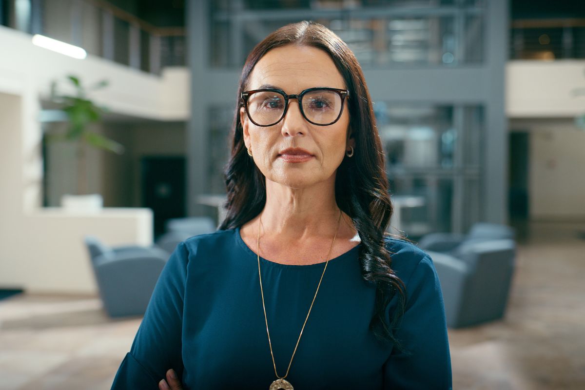 kobieta 50+ patrzy prosto w obiektyw aparatu