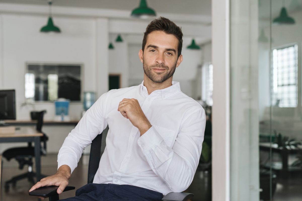 przystojny mężczyzna w biurze
