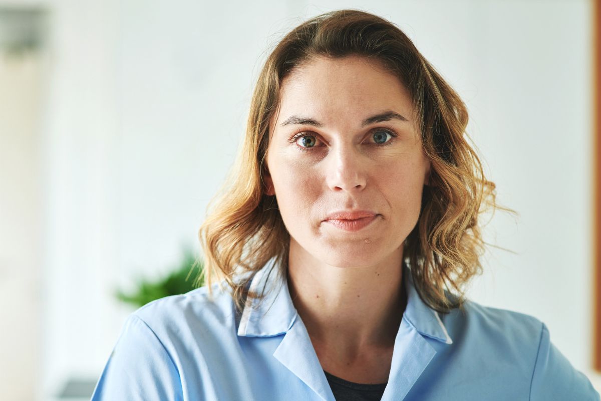 kobieta patrzy prosto w obiektyw aparatu