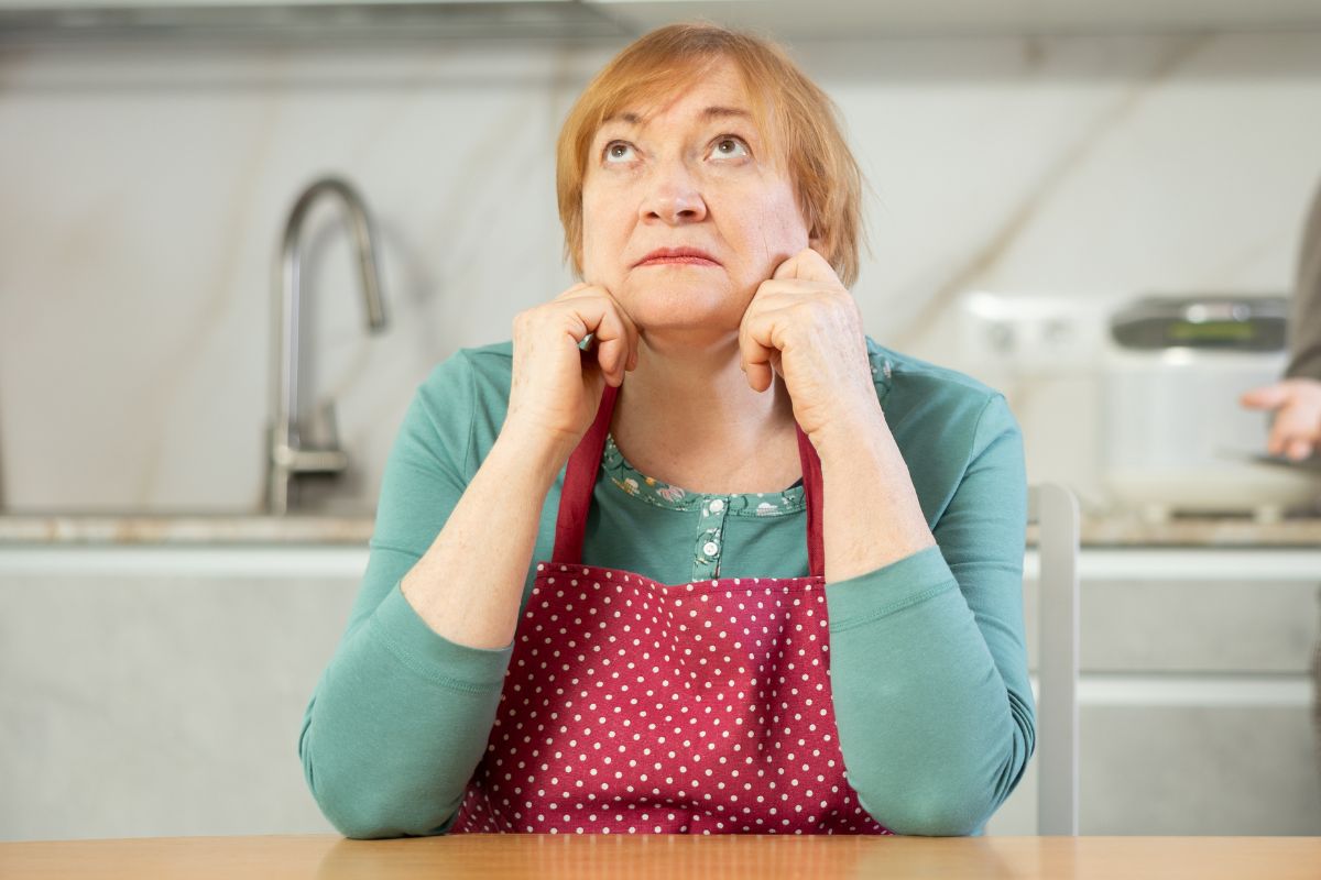 Zmęczona starsza kobieta