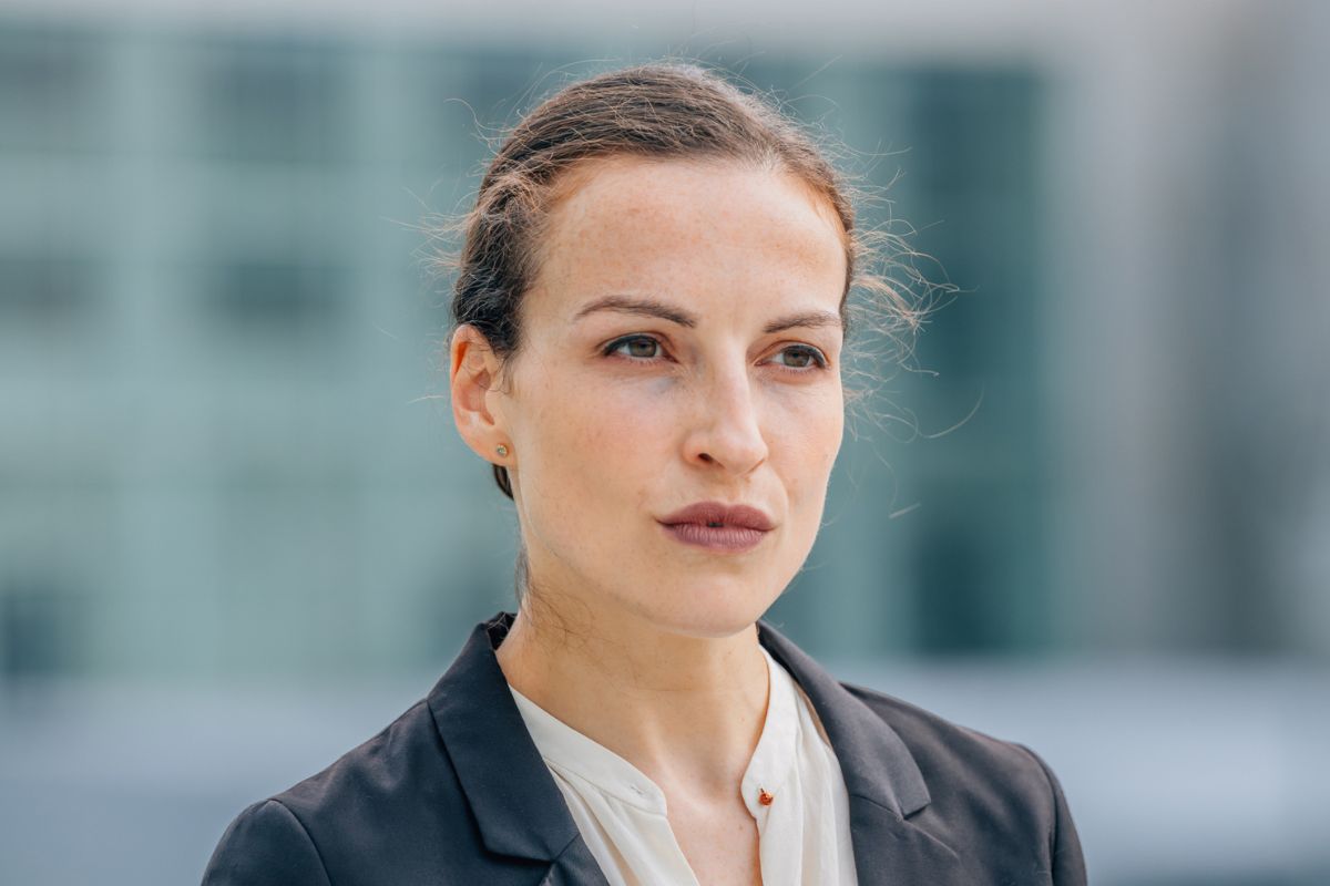 kobieta 40+ zamyślona i smutna