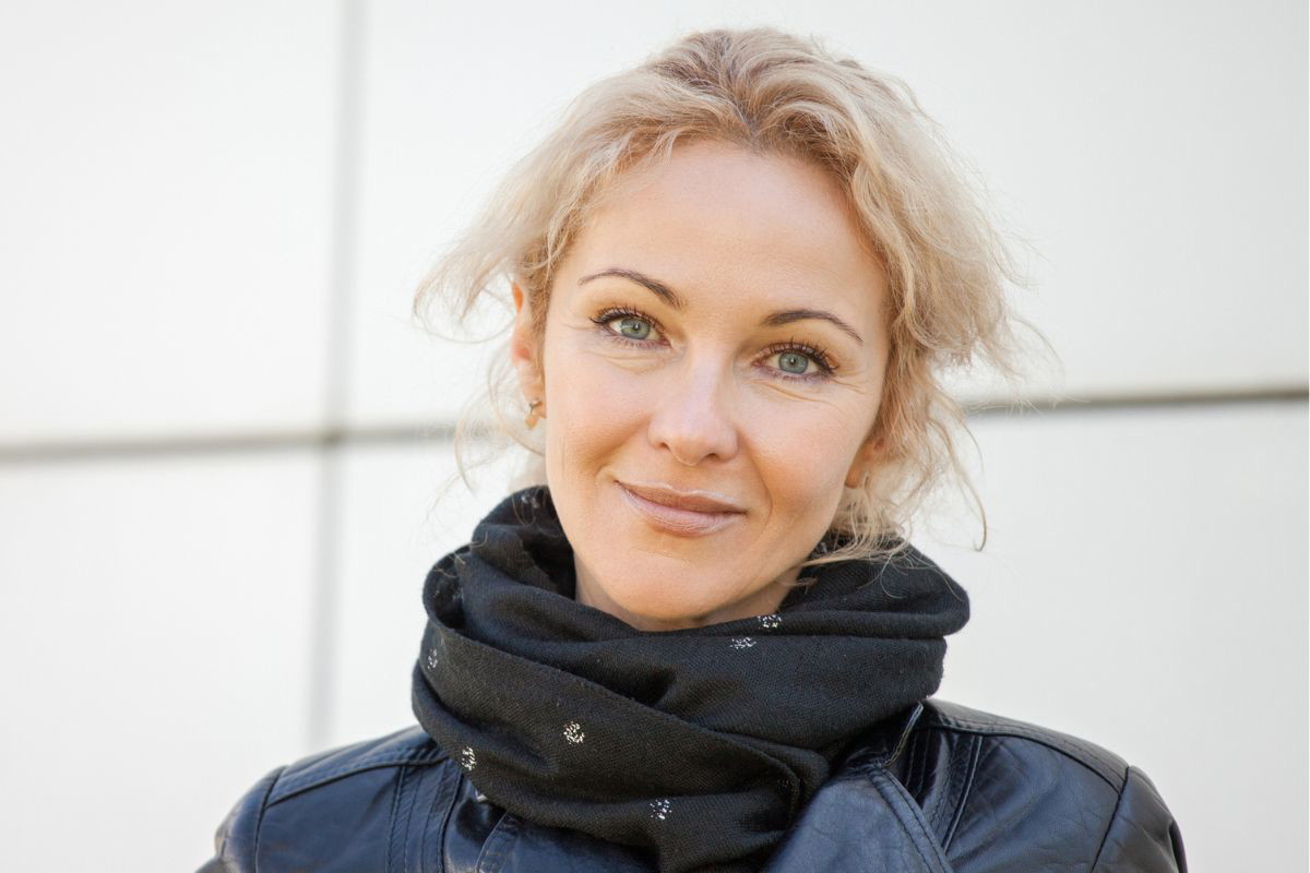 kobieta na tle budynku