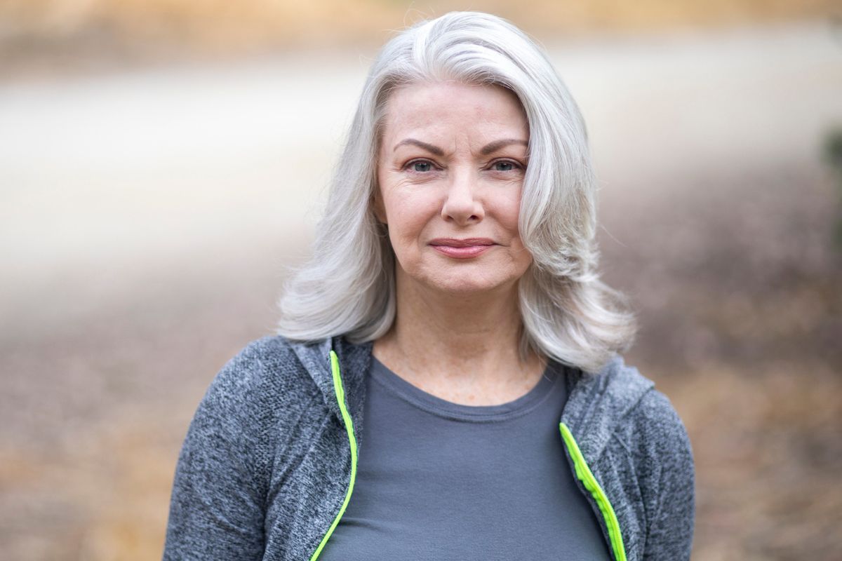 kobieta 60+ zamyślona