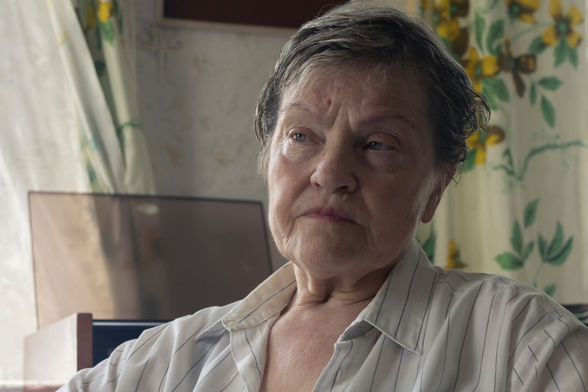 kobieta 70+ zamyślona i poważna